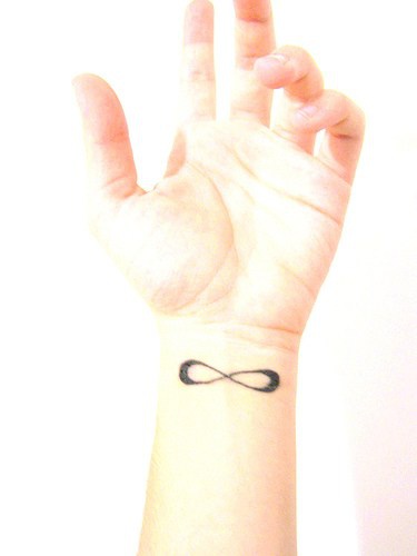 手腕黑色无限符号纹身图案