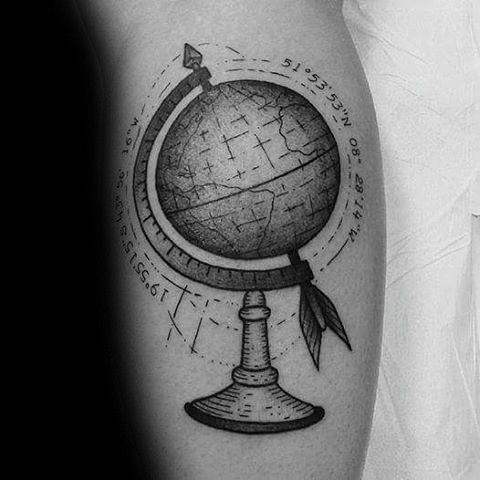 手臂灰色插画风格的地球仪纹身