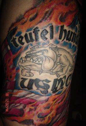 手臂彩色美国斗牛犬与英文纹身图案