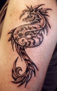 手臂棕色超现实的海洋马蛇纹身图片