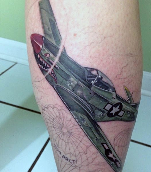 腿部插画风格彩色二战战斗机纹身