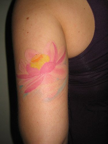 女性肩部彩色温柔的莲花纹身