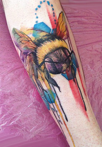 女性手臂水彩色蜜蜂纹身图案