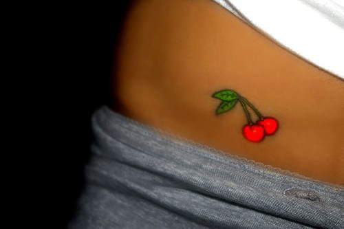 腰部彩色明亮的红樱桃纹身图案