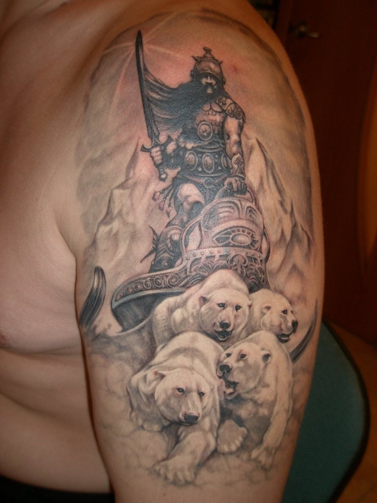 肩部黑灰北极熊与战士纹身图案
