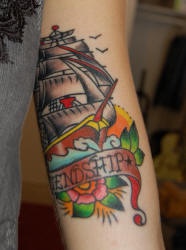 手臂彩色传统的海盗船纹身图案