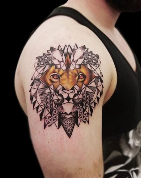 不寻常的设计彩色半真实的半装饰狮子纹身