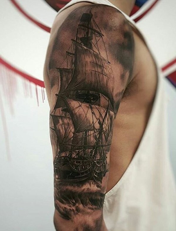 男性肩部黑灰大帆船纹身图案