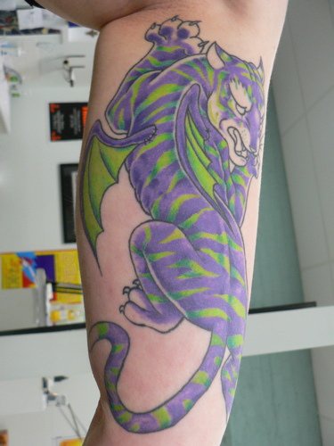 手臂彩色带翅膀的老虎纹身图案