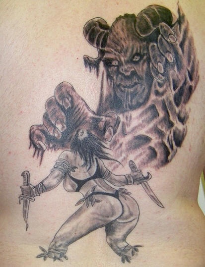 腹部棕色有角的怪物战斗纹身图片
