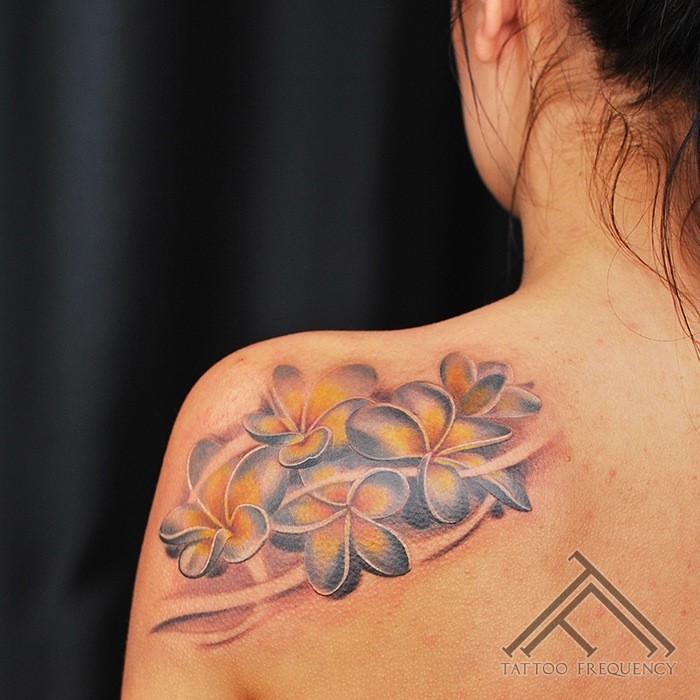 女性肩部彩色花朵纹身图片