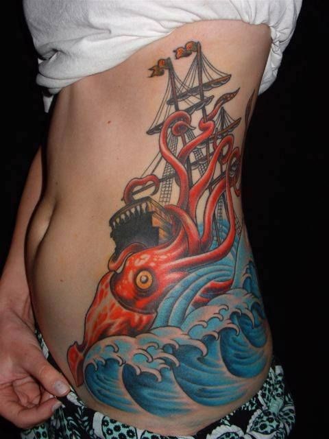 腰侧彩色乌贼与帆船纹身图案