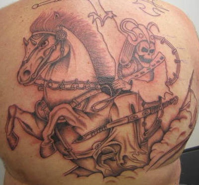背部棕色马与天启骑士纹身图片