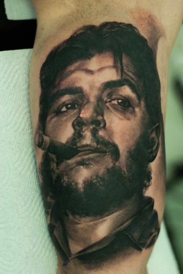 肩部黑棕色吸烟人的肖像纹身图案