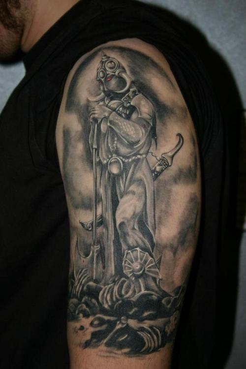 肩部黑灰红眼睛的维京战士纹身图案
