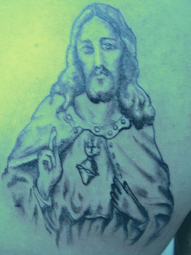 肩部旧天主教耶稣形象纹身图案