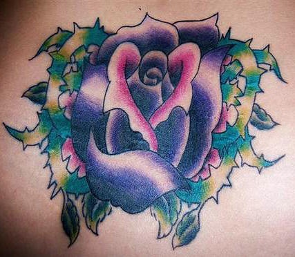 女性背部紫色玫瑰花刺纹身图案