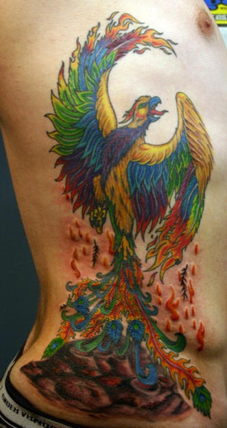 男性腰侧彩色凤凰升起纹身图案