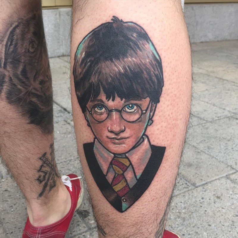 腿部彩色哈利·波特肖像纹身图案