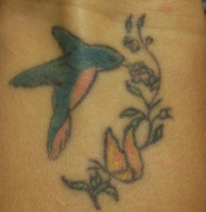 手腕彩色简单蜂鸟纹身图片