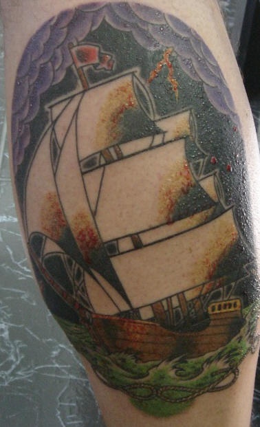 手臂彩色风暴帆船纹身图案