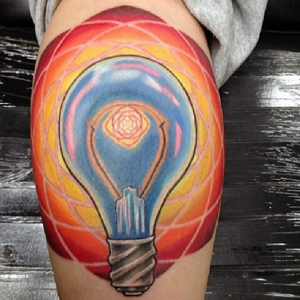 男性腿部彩色大灯泡纹身图案