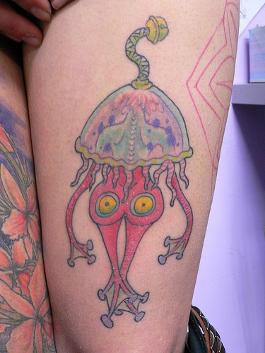 腿部彩色卡通疯狂水母纹身图片