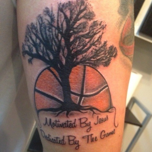 纪念式彩色大腿纹身树与篮球纹身