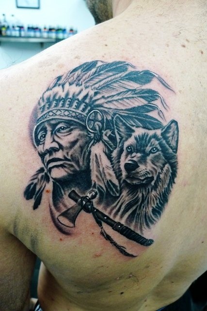 肩部印度首席狼和战斧纹身图案