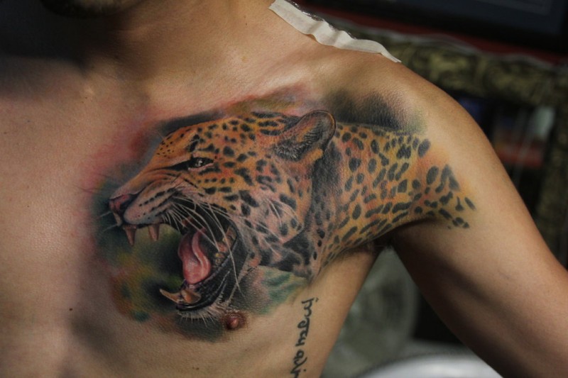 胸部彩色逼真的豹头纹身图案