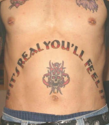 男性腹部骷髅与英文纹身图案