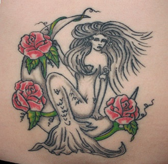 腰部彩色美人鱼和玫瑰纹身图案