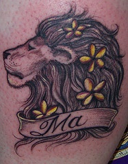 腿部彩色花狮子头纹身图案
