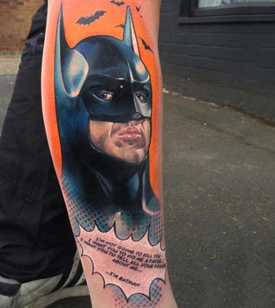 腿部漫画风格的彩色蝙蝠侠纹身图案