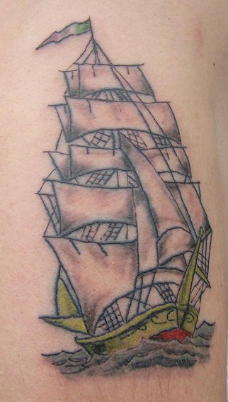 腰侧彩色大型海盗帆船纹身图案