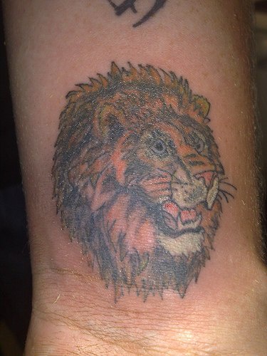 手腕彩色的狮子头纹身图案