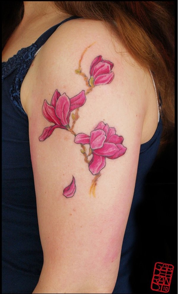 女性肩部粉红色花朵纹身图案