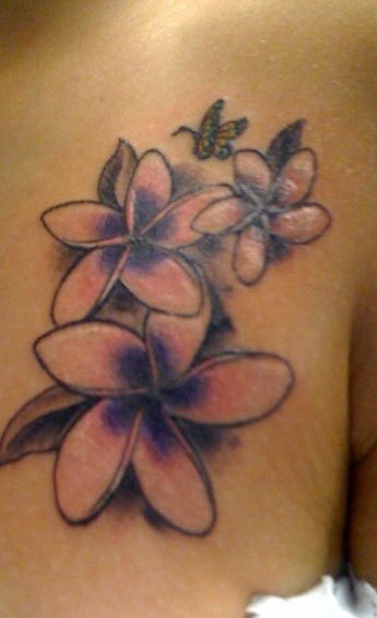 肩部彩色三色花朵纹身图案