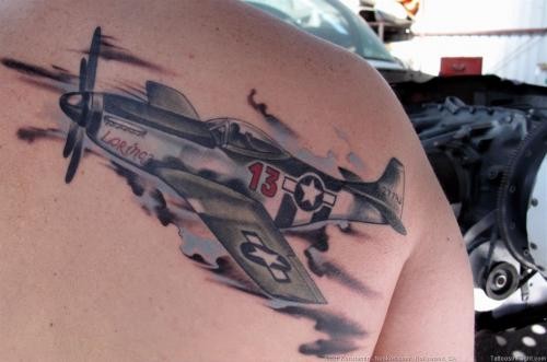 插画风格逼真的二战战斗机纹身图案