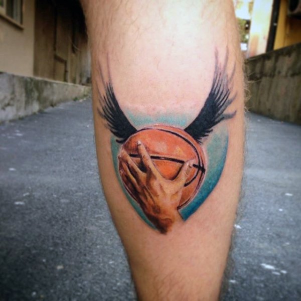 腿部彩色逼真的篮球与翅膀纹身图片
