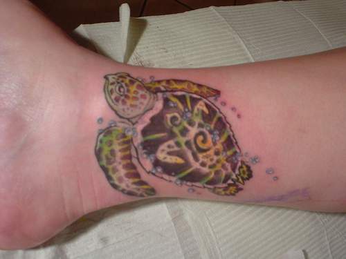 腿部彩色乌龟纹身图案