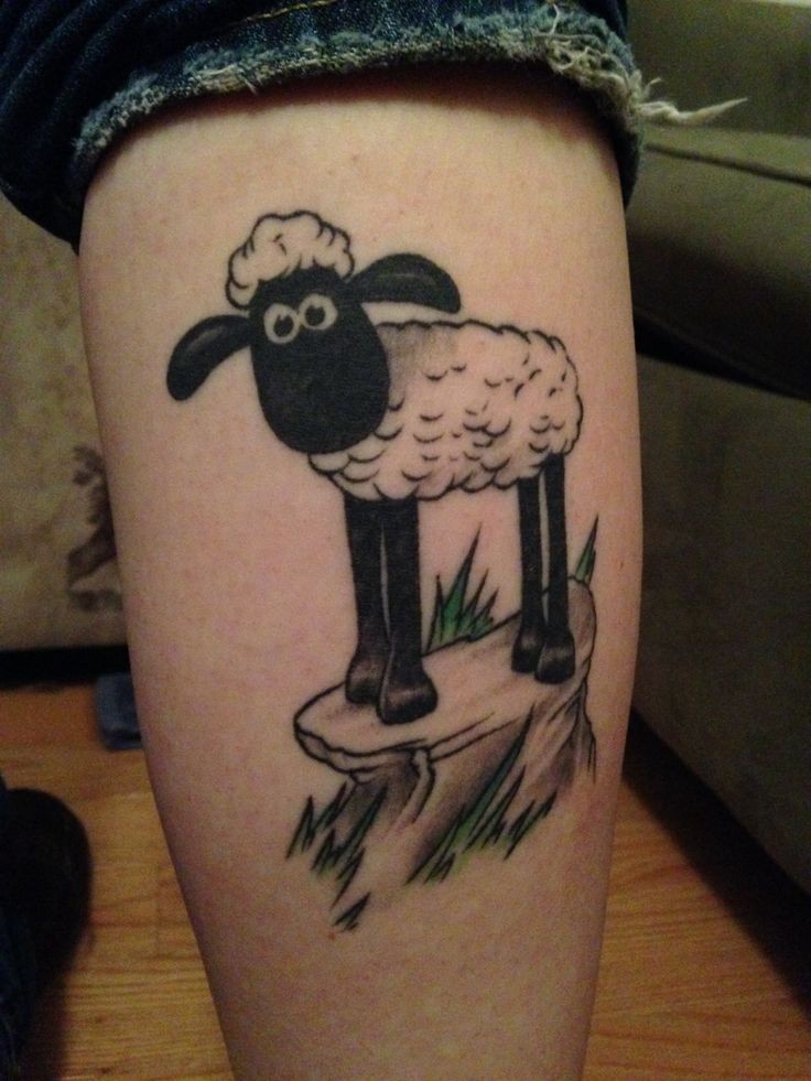 腿部可爱的黑白羊纹身图案