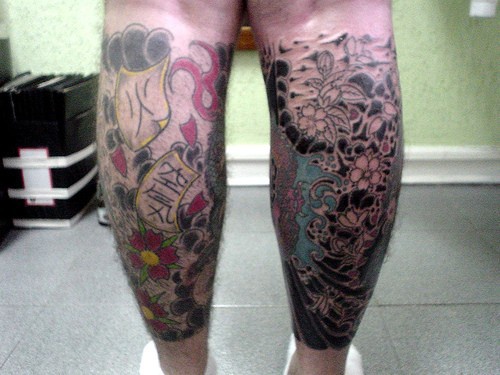 腿部彩色各异的花朵纹身图案