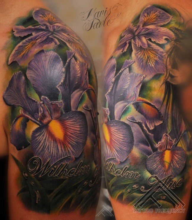 女性肩膀彩色花朵纹身图案