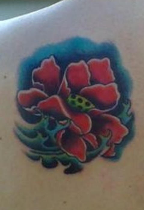 肩部彩色罂粟花纹身图案