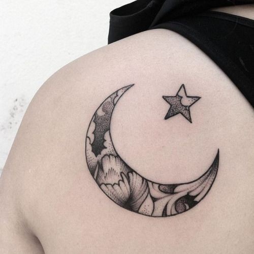 肩部点画风格的大月亮和星星纹身