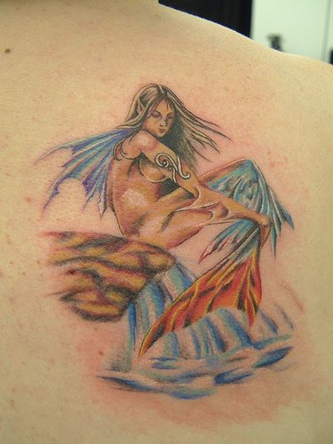 肩部彩色有水翅膀的美人鱼纹身图片