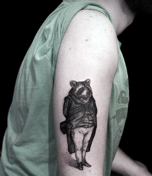 手臂雕刻风格的黑灰小浣熊先生纹身图案