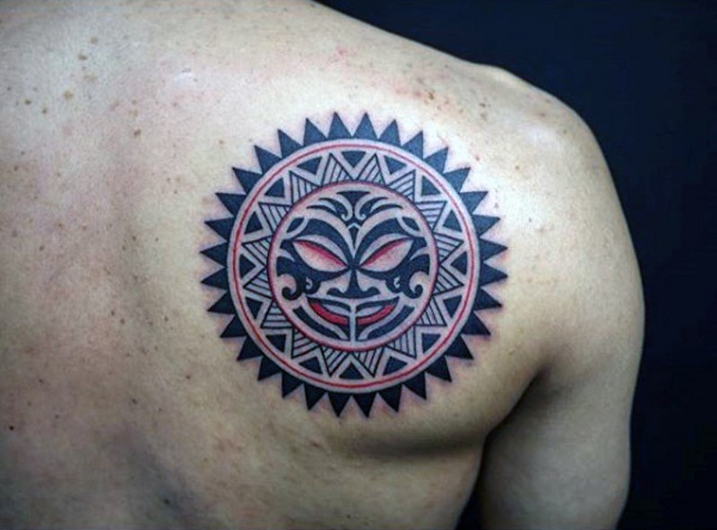 肩部小彩色部落风格的太阳纹身图案