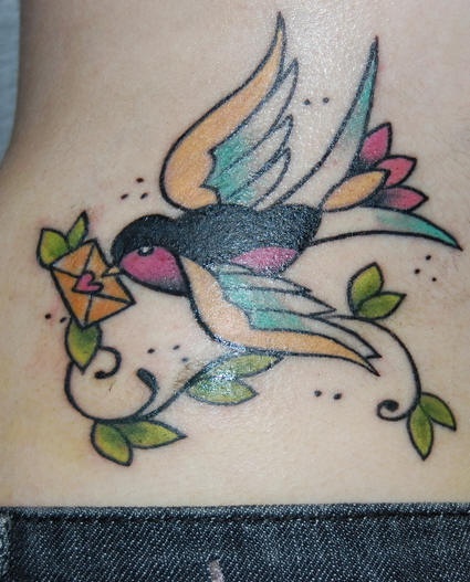 腰部彩色飞翔的燕子纹身图案